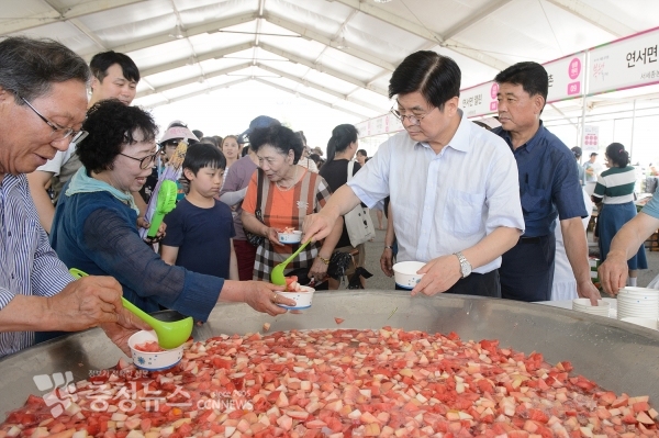 이춘희 세종시장(오른쪽에서 2번째))이 복숭아판매장에서 복숭아화채를 시민들에게 떠 주고 있다.