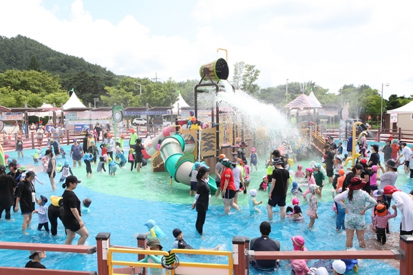 야외물놀이장에서 물놀이를 즐기고 있는 시민들 모습