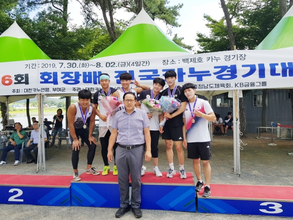 카나디안(C-2) 1000m에서 금메달을 목에 건 신동진(왼쪽 2번째) 구자욱(왼쪽 4번째) 선수 모습