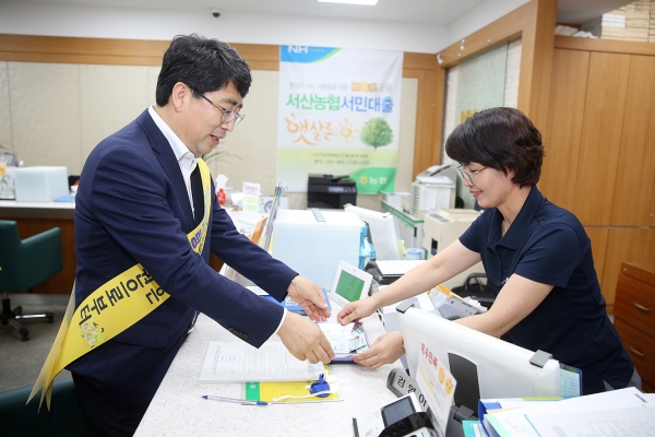 맹정호 서산시장이 서산사랑상품권 구매 및 사용 시연하고 있다.
