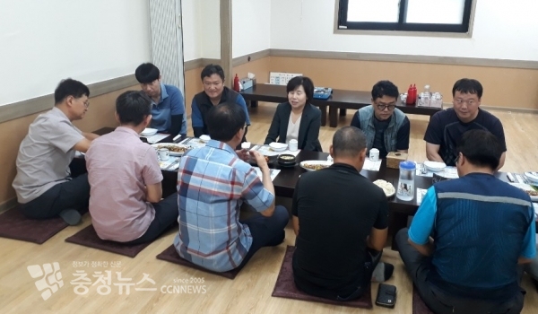 김영애 의장이 수도사업소 현업근로자들과 다양한 건의사항을 논의하고 있다.