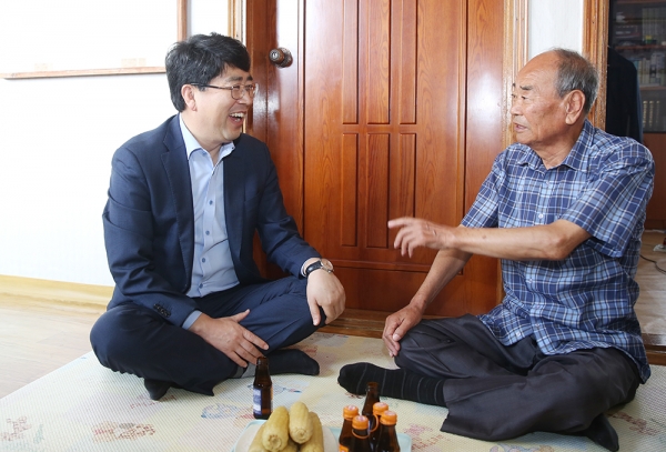 애국지사 송재만의 자녀 송우석씨의 가정을 찾아 감사의 인사를 전하고 위문품을 전달한 맹정호 시장