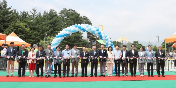 은평어린이물놀이장 개장 테이프 커팅 모습