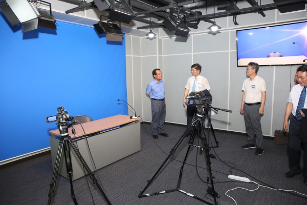 한남대 이덕훈 총장과 관계자들이 ‘공동훈련센터 스튜디오’ 시설을 둘러보고 있다.