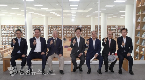 김용찬 행정부지사, 박태권 전 지사, 김한건 전 지사, 양승조 지사, 심대평 전 지사, 한양수 전 지사, 나소열문화체육부지사