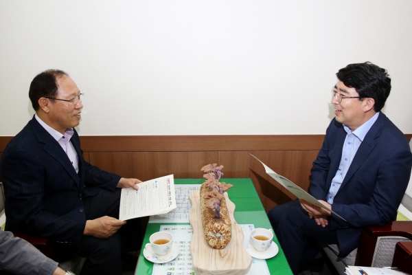 맹정호 서산시장이 충남도 추욱 농림축산국장을 만나 로컬푸드 생산자 직판장 건립 사업에 대해 설명하고 있다