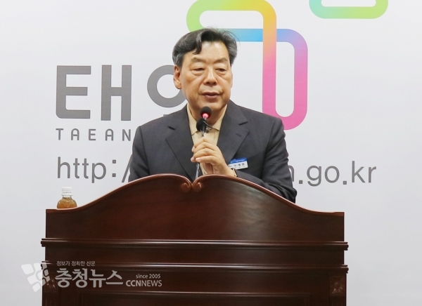 가세로 태안군수가 8일 군청 브리핑룸에서 기자회견을 열고 "원산안면대교 명칭의 법리해석이 필요하다"고 주장했다.