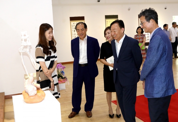 작품을 둘러보고 있는 설동호 교육감