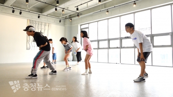 학생들이 프로그램에 참여하고 있는 장면