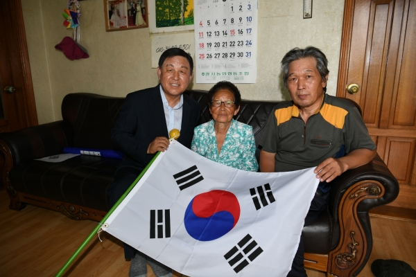 황선봉 군수가 독립유공자 유족을 위문하고 있다.