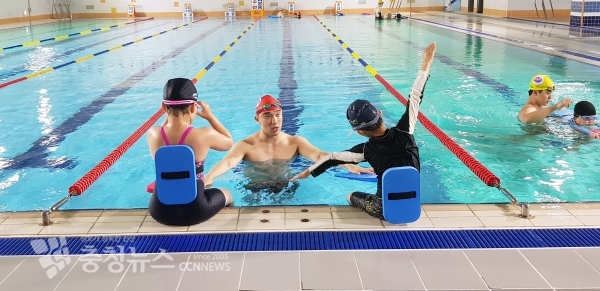 지난 8일 세종시 한솔수영장에서 학생들이 수영 강습을 받으며 즐거워 하고 있는 장면