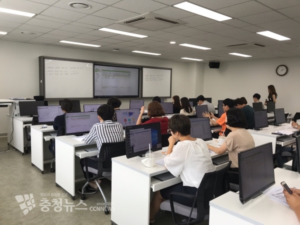 지난 8일과 9일 세종시교육청 초임기 및 복직 공무원들이 연수에 참여하고 있는 장면