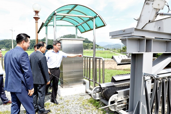 집중호우 시 배수장 입구 수로 부유물을 제거하는 제진기를 확인하는 김인식사장