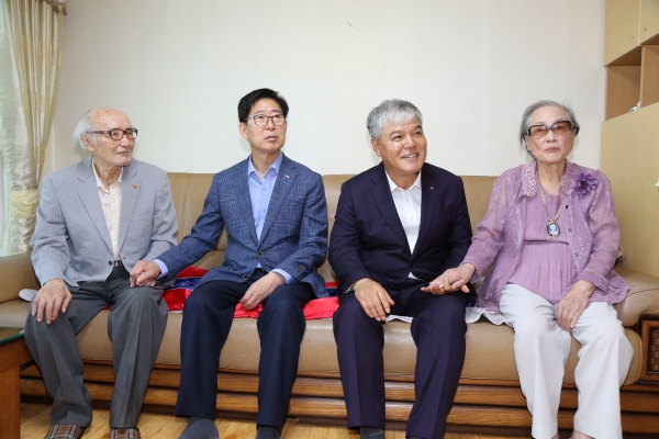 문정우 금산군수는양승조도지사와 함께 지난 10일, 제74주년 광복절을 맞아 금산읍에 거주하는 이일남(95세) 애국지사와 방순례(78세·여) 애국지사 미망인 방문