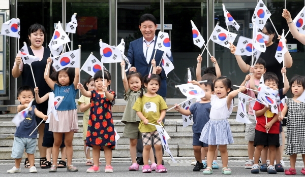 어린이집 아이들과 박용갑 청장이 태극기를 흔들고 있는 모습