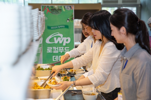 지역 농축수산물로 만든 음식을 서부발전 직원, 방문객, 인근 주민들이 자율배식하고 있는 모습