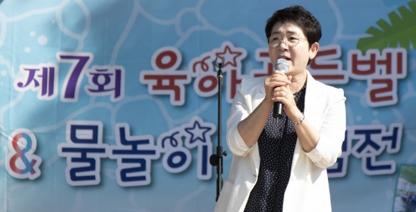 한 자녀 더 갖기 운동연합 대전대덕구지부(지부장 윤선례) 주관으로 10일 동춘당공원에서 도전! 아빠 육아골든벨&물놀이 체험전에 참석한 박정현 대덕구청장