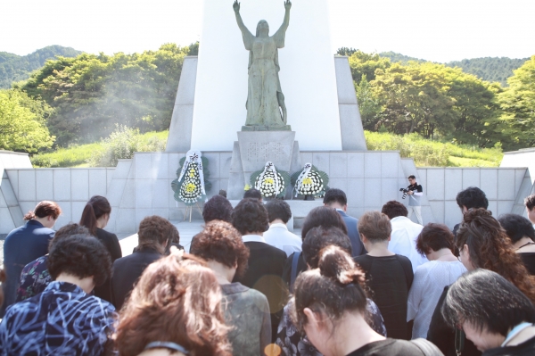 망향의동산_일본군 위안부 피해자 참배