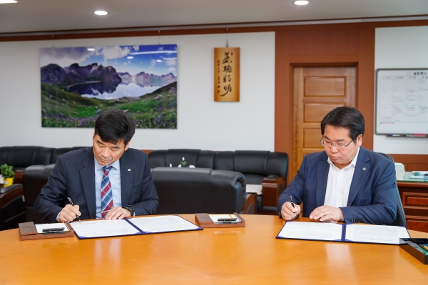 올해 저신용 소상공인 특례보증 협약(좌부터 유성준 충남신용보증재단 이사장, 오세현 아산시장)