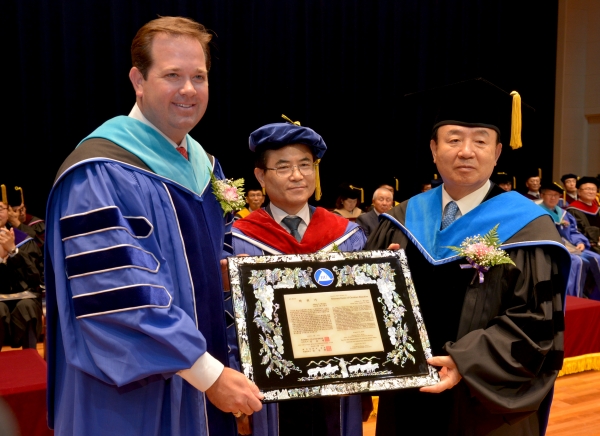 백석대학교 명예기독교교육학박사학위를 받은 달라스침례대학교 아담 라이트 총장과 백석대 김윤태 기독교전문대학원장, 장종현 총장(왼쪽부터)이 기념촬영