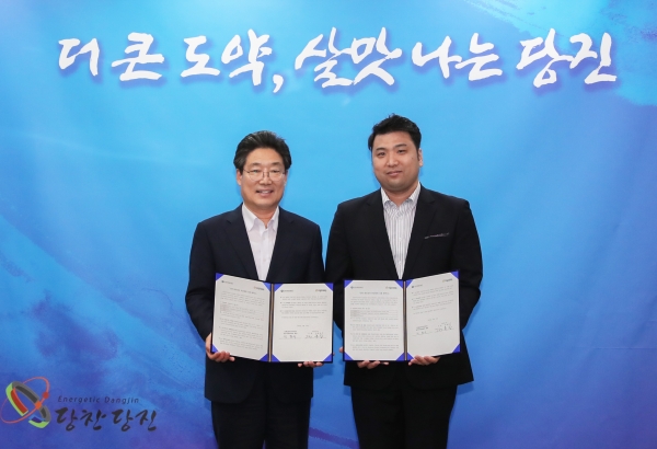 공동육아 나눔터 협약(사진 왼쪽 김홍장 시장 오른쪽 박형주 LIG리가아파트 입주자대표회의 회장.