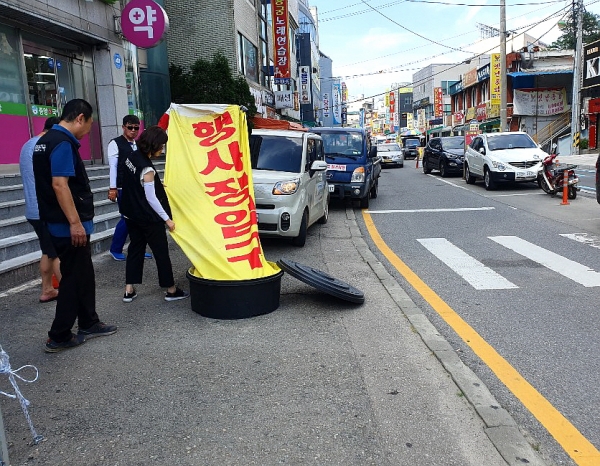 지난 14일 불법 옥외광고물(에어라이트) 행정대집행 모습
