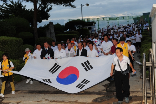 걷기대회 참가자들이 예산중앙초등학교를 출발하고 있다
