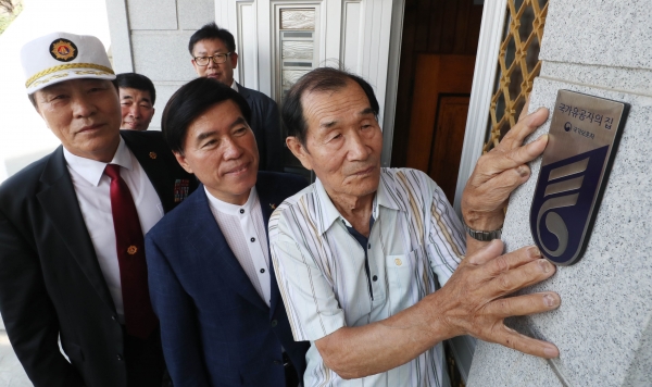 사진 왼쪽부터 배종석 무공수훈자회 동구지회장, 황인호 동구청장, 백문현 어르신)