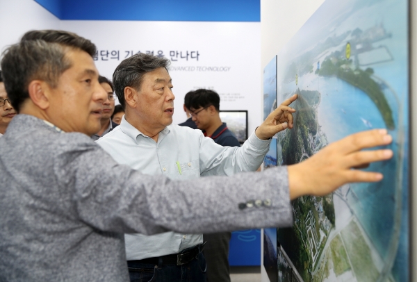 목포 해상케이블카 공사현장을 찾은 가세로 군수 모습.