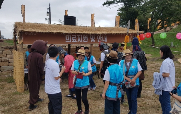 지난해 백제문화제 자원봉사 - 안내 의료지원