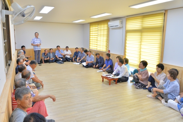 박정현 군수 초촌면 주민자치센터 대민 소통 장면