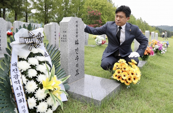 김종천 대전시의회 의장 등 전국시·도의회 의장단 국립대전현충원 방문