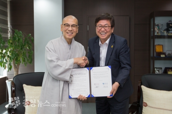 최교진 세종시교육감(사진 오른쪽)과 지선 이사장(사진 왼쪽)이 협약서에 서명하고 있다.