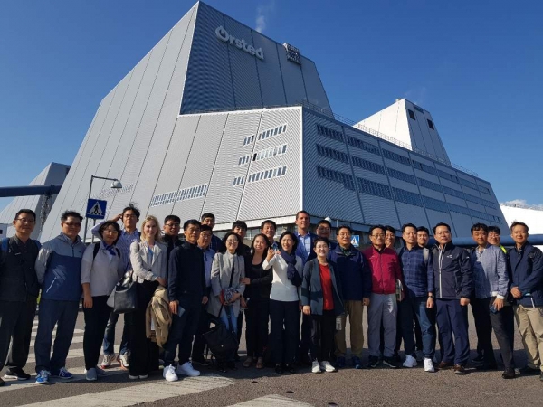 덴마크 아베도르 바이오매스 열병합발전소 방문한 박정현 대덕구청장(가운데)와 에너지정책 전환을 위한 지방정부협의회 대표단