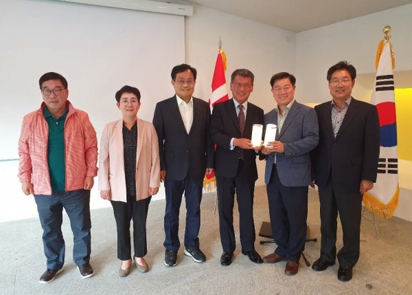 덴마크 대사관 방문한 대표단, 왼쪽부터 신동헌 광주시장, 박정현 대덕구청장, 엄태항 봉화군수, 주 덴마크 박상진 대사, 박승원 광명시장, 김홍장 당진시장