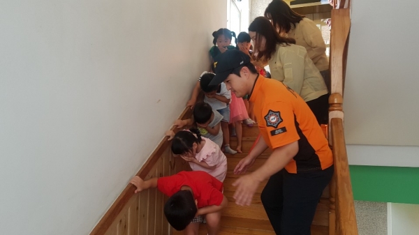 덕암유치원 화재대피훈련모습