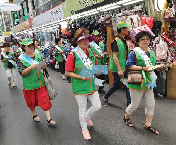 22일 중앙시장에서 동구 지역자율방재단이 여름철 에너지 절약 캠페인을 전개하고 있다.