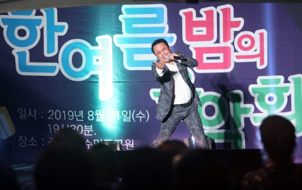 지난 21일 정림동 수밋들 공원에서 ‘한여름 밤의 음악회’를 개최한 가운데 주민 300여 명이 공연을 즐기고 있다