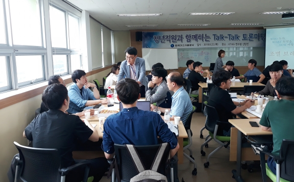 기영서 경영지원본부장이 직원들과 현안사항에 대해 의견을 나누는 모습