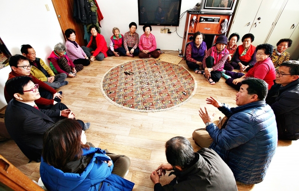 지역 맞춤형사업을 지원해 공익적 기술지원서비스 강화 (사진은 주민의견 청취 및 조율 현장).