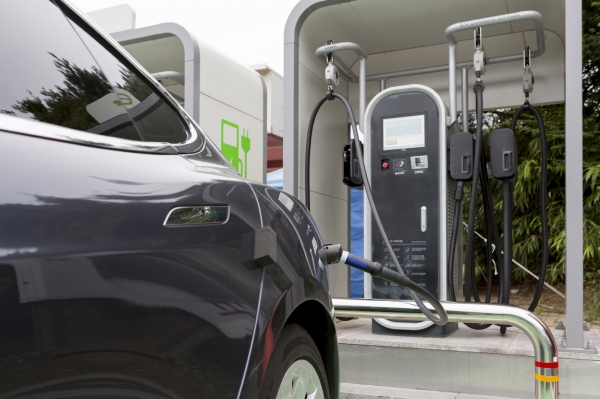 전기자동차 충전 모습