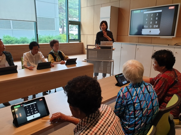 스마트인지건강센터 인지학습존 이용자 모습