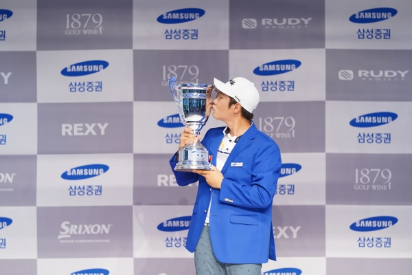 우승자 트로피 키스 샷