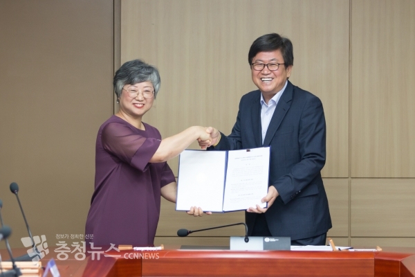 왼쪽부터 강미애 세종 교총 회장과 세종시교육청 최교진 교육감이 교섭,협의 합의서에 서명후 악수를 나누고 있다.