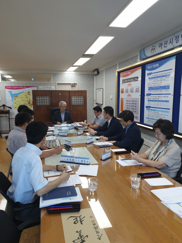 23일 아산시청 부시장실에서 열린 유통상생발전협의회에                 참석한 위원들이 의견을 내고 있다.