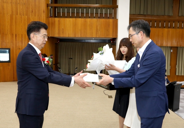 전병두교육장 퇴임(좌 동부 전병두 교육장, 우 동부 조성만 유초등교육과장).