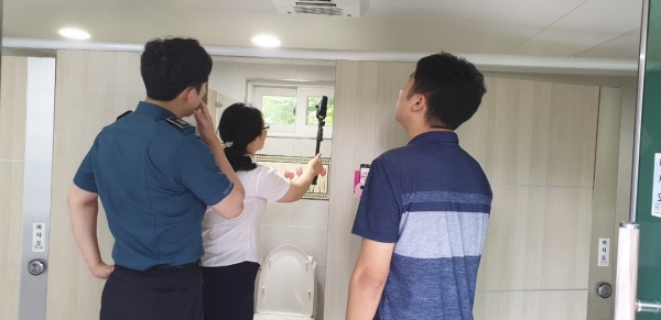 서부‧둔산 경찰서, 시‧구 합동으로 불법촬영탐지 장비를 활용해 공중화장실 내 안전 관리실태 점검