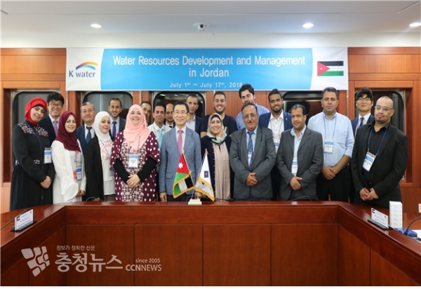 2018년 요르단 수자원 개발 및 관리 국제교육 오리엔테이션 기념촬영(앞줄 가운데 강우규 한국수자원공사 인재개발원장)