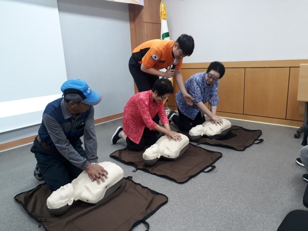 신탄진동, 노인일자리사업 참여자 대상 심폐소생술 교육 실시 모습