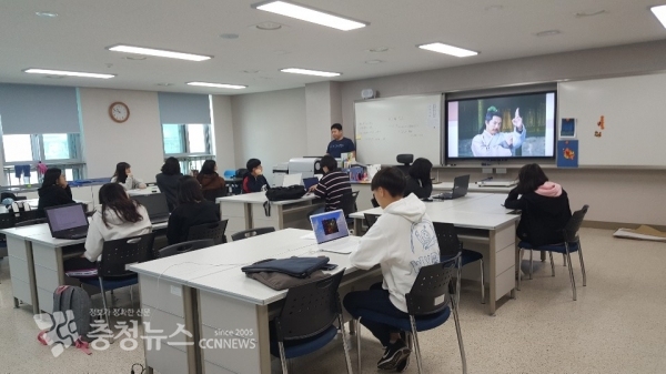 영상트렌드 과목 중 시청각 수업에 몰입하고 있다.